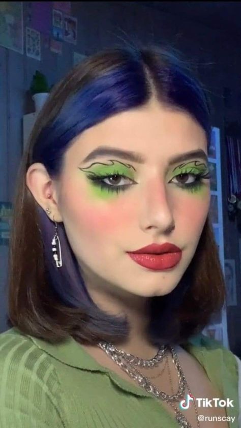 Neon Green Festival Makeup, Neon Green Eye Makeup, Neon Makeup Ideas, Neon Makeup Looks, Neon Green Makeup, Eyeliner Verde, Make Up Green, Makeup Verde, Makeup Neon