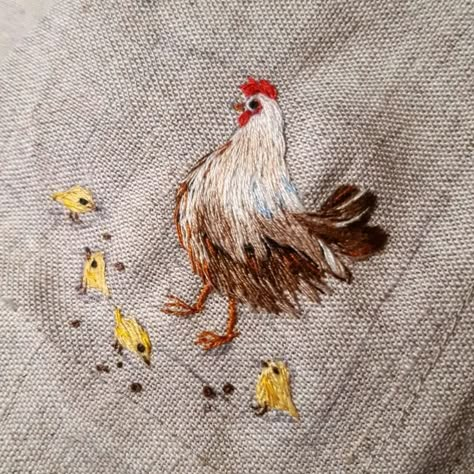 Chicken Embroidery, Embroidery Lessons, Embroidery Stitches Tutorial, Hand Work Embroidery, Hand Embroidery Projects, Animal Embroidery, Silk Ribbon Embroidery, Sewing Embroidery Designs, Hand Embroidery Art