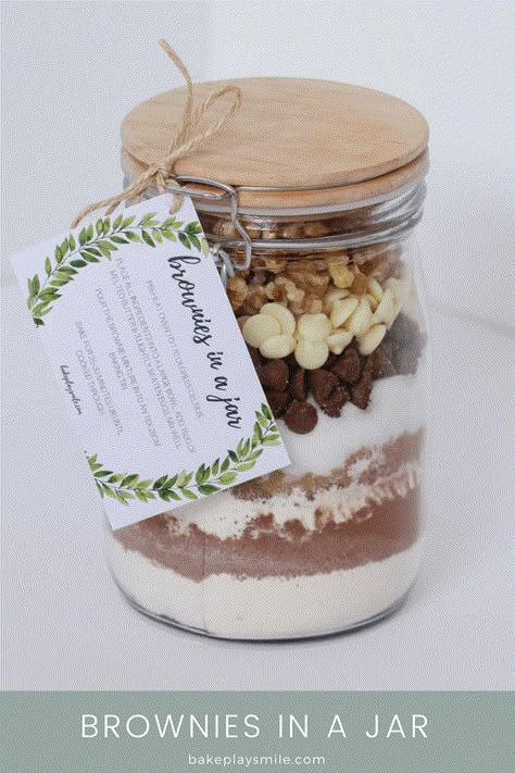 'BROWNIES IN A JAR' make the perfect homemade gift for a teacher, friend or neighbour. Includes a FREE PRINTABLE RECIPE LABEL GIFT TAG.   #brownies #browniesinajar #jar #homemade #gifts #dit #christmas Brownies In A Jar, Mason Jar Cookies, Gift For A Teacher, Free Printable Gifts, Mason Jar Meals, Christmas Food Gifts, Free Printable Gift Tags, Creative Diy Gifts, Printable Recipe