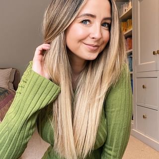 Zoë Sugg (@zoesugg) • Instagram photos and videos Zoe Sugg Hair, Zoella Hair, Hair Wash Day, Zoe Sugg, Hair Wash, Wash Day, Zoella, Washing Hair, Have You Tried