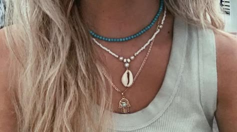 beachy/spiritual necklace inspo || jewlery, shell, blonde Beach Jewelry Necklaces, Surfer Necklace Aesthetic, Cute Shell Necklaces, Get Back Necklaces Aesthetic, Beach Necklaces Aesthetic, Cute Necklace Combos, Summer Necklaces Aesthetic, Beachy Jewelry Necklaces, Beach Necklace Stack