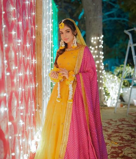 Dholki Outfit Bride, Haldi Dress Designs For Bride, Haldi Suit, Bridal Haldi Outfit, Haldi Ceremony Outfit For Bride Unique, Haldi Dress Ideas For Sisters, Haldi Ceremony Outfit For Bride, Haldi Dress Ideas, Mehndi Dress For Bride