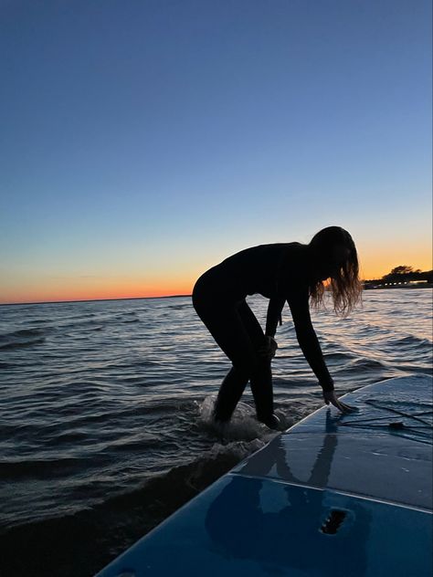 surfing aesthetic Summer Night Vibes, Summer Alone, Surfing Aesthetic, Summer Breakfast, Summer Goals, Night Vibes, Summer 3, Single Girl, Aesthetic Beach