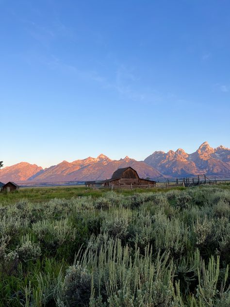 Mid Western Aesthetic, Wyoming Lifestyle, Wyoming Aesthetic, Ranch Aesthetic, Wyoming House, Montana Life, Wyoming Mountains, Between Two Worlds, Country Landscape