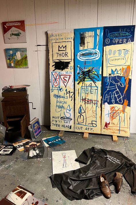 Jean-Michel Basquiat: King Pleasure Exhibition, Los Angeles 2023. Replica of his studio. Basquiat Studio, Jean Michelle Basquiat, Jean-michel Basquiat Paintings, Basquiat Jean, Jean Basquiat, Basquiat Style, Jean Michel Basquiat Art, Basquiat Paintings, Basquiat Art