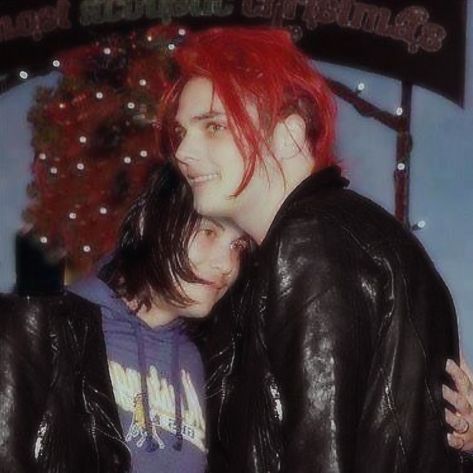 frank hugging gerard Gerard And Frank, Danger Days, Emo Trinity, Emo Stuff, Emo Memes, I Love Mcr, Black Parade, Mikey Way, Frank Iero