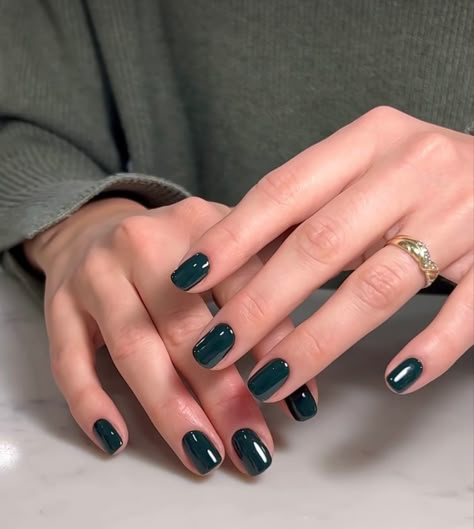 Nail Inspo For January, Olive Green Manicure, Classy Nail Polish Colors, Old Money Nail Color, Winter Nails Plain, Midnight Green Nails, Winter Dark Nails, Dark Nails Short, Dark Green Manicure