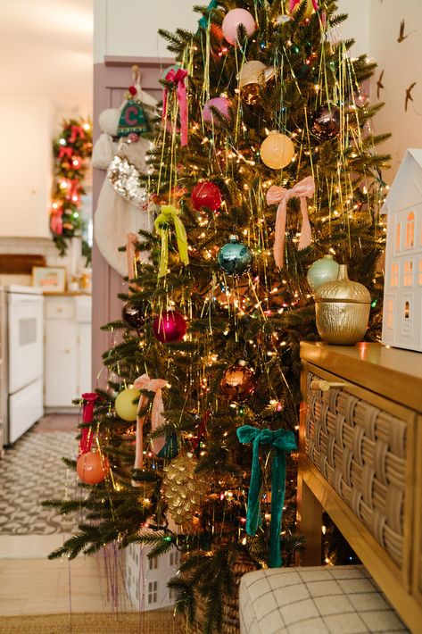 Pretty Tablecloth Ideas, Rainbow Garland Christmas Tree, Colorful Ball Christmas Tree, Colorful Tinsel Tree, How’s On Christmas Tree, California Christmas Tree, Silver Tinsel Christmas Tree Decorations, Christmas Tree Mismatched Ornaments, Quirky Christmas Tree Decorations