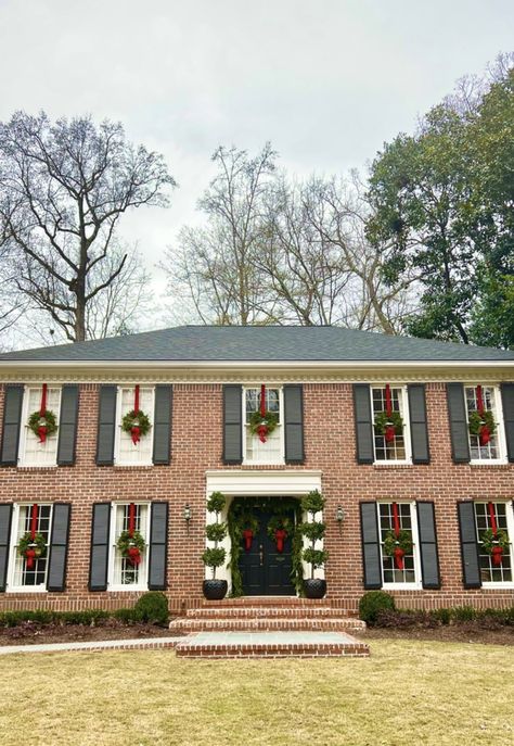 Christmas Built In Decor, Built In Decor, Brick Ranch Exterior, Exterior Christmas Decor, Christmas Exterior, Exterior Christmas, Ranch Exterior, Brick Ranch, Christmas Themes Decorations