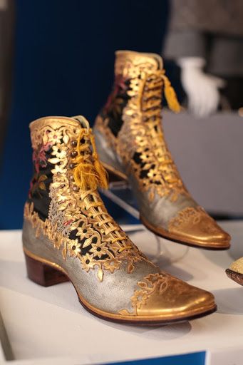 (A/B) Pair of man's silvered leather and black silk brocade ankle boots with gold gilded leather; gilding of floral motif with a daisy-like flower off-set ... Victorian Hats Men, Victorian Mens Shoes, Late Victorian Fashion Men, Victorian Era Mens Fashion, Golden Elf, 1800s Mens Fashion, Regency Aesthetic, Edwardian Shoes, 19th Century Men