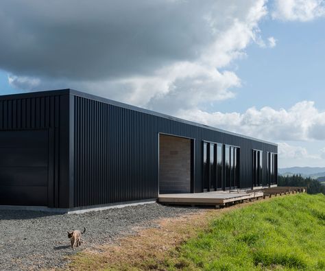 Contemporary Container Homes, Backyard Metal Buildings, Simple Black House, Black Shed House, Simple Shop House Ideas, Pole Shed House, Modern Barnhouses, Modern Warehouse Design Exterior, Modern Metal Building