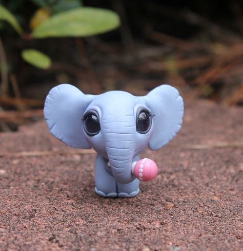 Baby elephant by BittyBiteyOnes.deviantart.com on @DeviantArt Polymer Clay Kunst, Polymer Clay Kawaii, Polymer Clay Figures, Polymer Clay Sculptures, Polymer Clay Diy, Polymer Clay Animals, Cute Polymer Clay, Clay Animals, Cute Clay