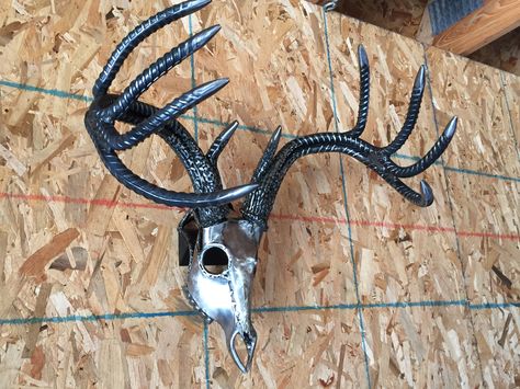 Rebar skull mount Rebar Art Ideas, Rebar Art, Welded Metal Projects, Barn Wood Projects, Welding Art Projects, Metal Skull, Diy Welding, Metal Furniture Design, Horseshoe Art