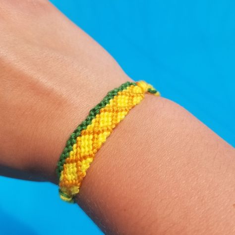 Pineapple Friendship Bracelet Pattern, Pineapple Bracelet, Coloring For Boys, Kumihimo Patterns, Yarn Bracelets, Embroidery Bracelets, Friendship Bracelets Designs, Bracelets Patterns, Diy Friendship Bracelets Patterns