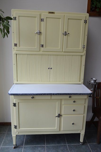 Antique Hoosier Cabinet, Free Standing Kitchen Cabinets, Hoosier Cabinets, Old Fashioned Kitchen, Old Kitchen Cabinets, Hoosier Cabinet, Kitchen Cabinet Drawers, China Cabinets, Kitchen Stand