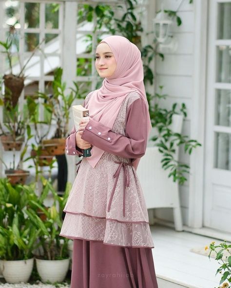 5 Model Gamis Brokat Kombinasi Polos Terbaru untuk Lebaran 2024, Bikin Tampil Modis - Plus.Kapanlagi.com Batik Simple, Mix And Match Outfits Hijab, Outfit Ideas Muslim, Kulot Pants Outfit, Kulot Pants Outfit Hijab, Kulot Pants Outfit Hijab Casual, Pengantin Modern, Kulot Pants, Bentuk Alis