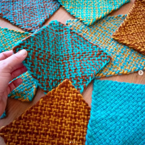 Make blankets with woven squares – The Pin Loom Weaving Design Hub Weave It Loom, Weaving Blanket Loom, Nailbinding Projects, Scrap Wool Fabric Projects, Beginner Loom Weaving, Hexagon Loom Weaving, Weaving Designs Ideas, Pin Weaving Projects, Small Weaving Projects Ideas