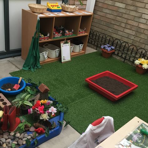 EYFS outside role-play (garden centre) Baby Garden Ideas, Role Play Areas Eyfs, Early Years Outdoor Area, Outdoor Area Ideas, Garden Ideas Using Pallets, Role Play Ideas, Outdoor Playhouse Ideas, Garden Theme Classroom, Play Area Garden