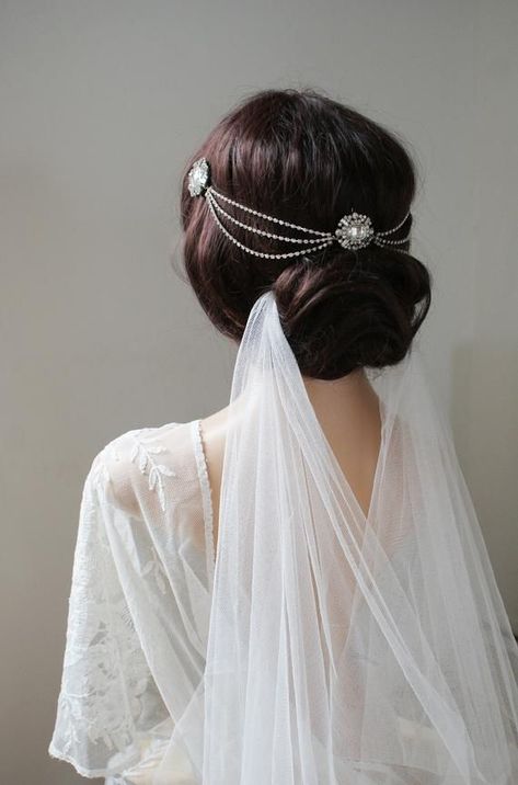 Gorgeous Chain Hairstyle Collection for Women Art Deco Wedding Headpiece, Art Deco Wedding Hairstyles, 1920s Bridal Hair, Bridal Hair Pieces With Veil, Art Deco Hairstyles, Art Deco Wedding Photography, Art Deco Wedding Hair, Chain Hair Accessories, Art Deco Bride