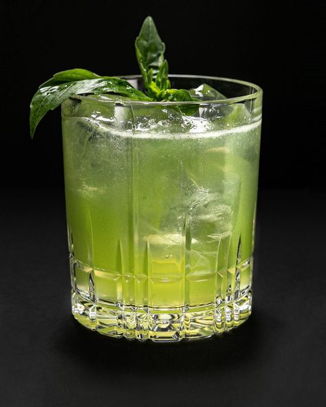 How to make Gin Basil Smash - Cocktail Club Gin Basil Smash, How To Make Gin, Basil Smash, Infused Gin, Gin Lemon, Cocktail Club, Thai Basil, Gin Cocktails, Play Food