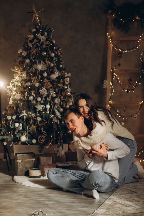 New Year Photoshoot Couple, New Year Photoshoot Ideas Couple, Xmas Couple Photoshoot, Christmas Photo Poses Couples, Couple Christmas Pictures Outfits, Christmas Tree Couple Pictures Indoor, Holiday Photoshoot Couple, In Home Christmas Photoshoot Couple, At Home Christmas Photoshoot Couple