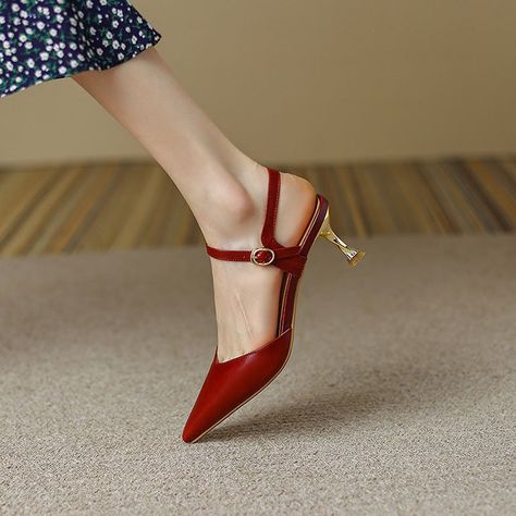 Slingback pumps are chic and elegant sparking some flames in fashion Shoes In Style, Elegant Shoes Heels, Heels Slingback, Pointy Shoes, Fashion Shoes Sandals, Footwear For Women, Kitten Heel Shoes, Christian Louboutin So Kate, Ladies Sandals