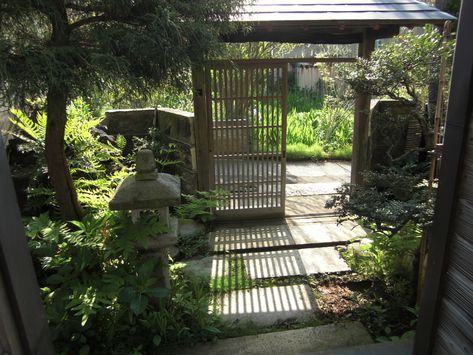 Japanese entrance Japanese Entrance, Glow Design, Japanese Garden Landscape, Japan Architecture, Chinese Garden, Japan Aesthetic, Home Landscaping, Japanese Architecture, Japanese Aesthetic