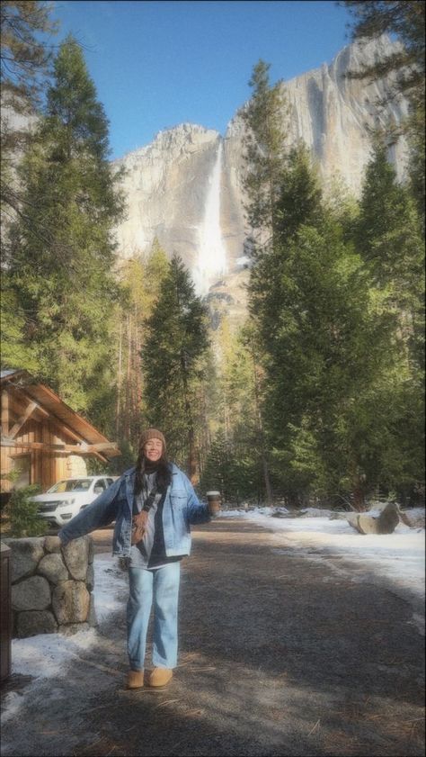 Hicking Girl Aesthetic, National Park Aesthetic Outfits, Mountain Aesthetic Clothes, Mountain Hippie Aesthetic, Gronala Girl Fall, Mountains Trip Aesthetic, Mountain Road Trip Aesthetic, Granola Clean Girl Aesthetic, Yosemite National Park Picture Ideas