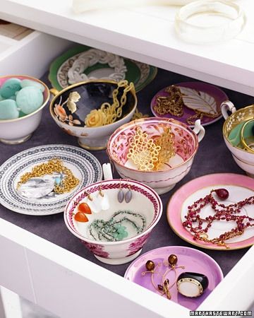 Tea cups and saucers to organize your jewelry!!!!!!!  LOVE it! Martha Stewart Home, Jewelry Storage Solutions, Cottage Market, Jewelry Drawer, Organizing Hacks, Organisation Hacks, Window Dressing, Creative Storage, Bohol