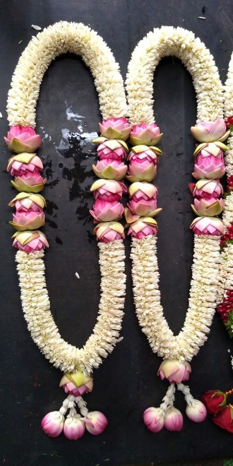 Lotus Garlands For Wedding, Lotus Flower Mala For Wedding, Flower Malai Designs, Flower Garland Wedding Indian Hindus, Lotus Flower Garland Wedding, Lotus Mala For Wedding, Lotus Garland Indian Wedding, Wedding Malai Design Lotus, Lotus Varmala