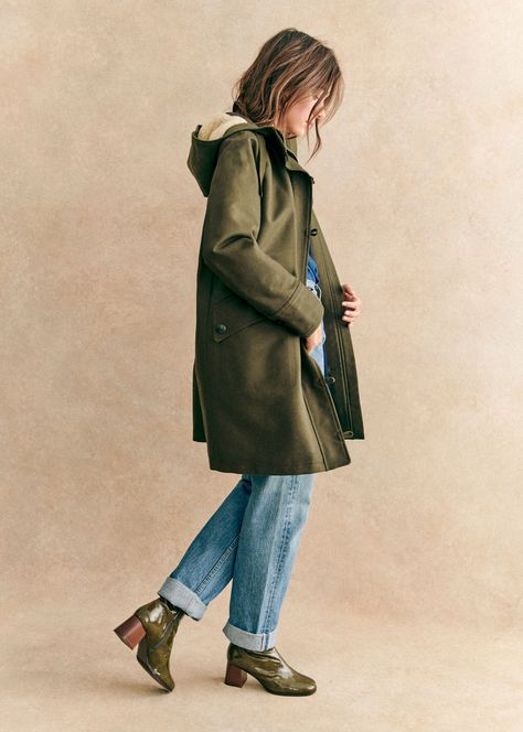 Sézane quilted parka with beige sheepskin hood to tighten with a cord. Sezane Winter, Wardrobe Overhaul, Autumn Fashion Inspiration, 2024 Wardrobe, Wardrobe Plan, Earth Style, Winter Coat Outfits, Khaki Coat, Fall Wishlist