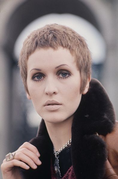 Mod Hairstyles, Julie Driscoll, 70s Hair, Marble Arch, Mod Girl, Picture Stand, Sixties Fashion, Athletic Hairstyles, Very Short Hair