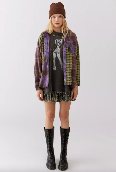 15 Effortlessly Cool Grunge Outfits That’ll ‘90s Kids Would Totally Approve Of Grunge Outfits Png, Juno Style, Rocker Look, 90s Fashion Grunge, Grunge Fashion Soft, Grunge Dress, Oversized Flannel, Fashion Articles, 90s Outfit