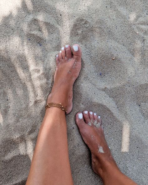 Beach aesthetic, sandy toes Painted Toes Aesthetic, Beach Nails Toes, Feet Claims For Dr Tan, Vacation Toe Nails Pedicures, Summer Feet Nails, Pedicure Ideas Summer Beach, Vacation Toe Nails, Pedicure Ideas Summer 2024, Beach Toenails