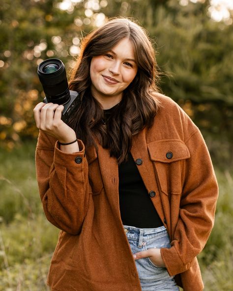 Hey hey!! Poppin on the feed to share my cutie new headshots! (Much needed as the last ones were taken in the middle of winter) I’m letting myself bask in my last laid back weekend before the chaos of June ensues🤠 I can’t wait to share all the summer love I get the honor of photographing this year! Headshots by @kayleeleneaphotography edited my me🫶🏻 Outdoor Photography Headshots, Photoshoot Ideas For Photographers, Fun Photographer Headshots, Photographer Photoshoot Ideas, Headshots Of Photographers, Outdoor Portrait Photography Settings, Pictures Of Photographers With Camera, Photographer Headshots With Camera Outdoor, Branding Photoshoot Inspiration Photographer