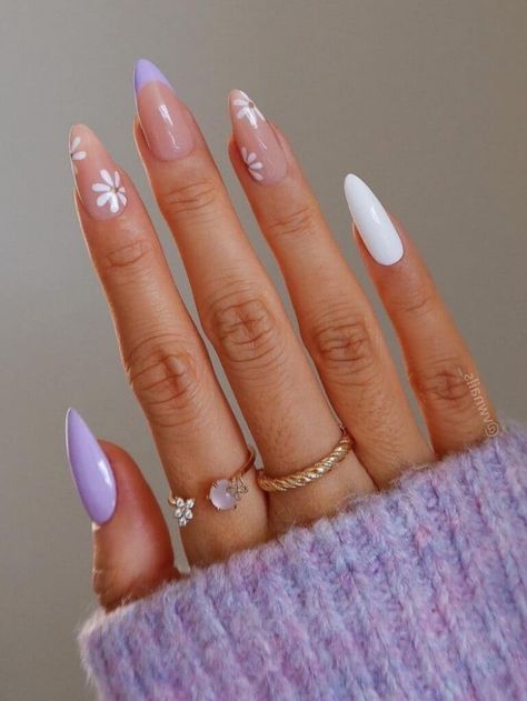 Light purple and white nails with flowers Nails Light Skin Tone, Purple Light Nails, Lilac Flower Nails, Light Purple Nails, Violet Nails, Lilac Nails, Purple Acrylic Nails, Nagellack Trends, Spring Acrylic Nails