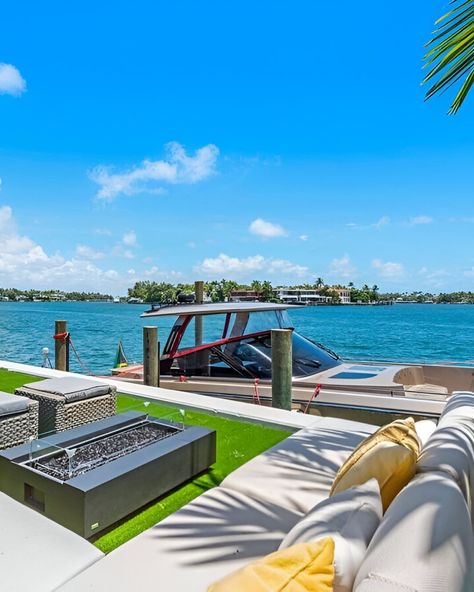 This home basks in natural light and is surrounded by twelve hectares of lush sands in the Venetian Islands. It accommodates up to 10 guests and boasts a private pool and tennis courts, making it an ideal choice for group get-togethers.⁠ Miami beaches are only a short drive away, offering sandy shores and dining options.⁠ ⁠ Click the link in our bio for a virtual tour. 🔗 #miamibeach #miamiflorida #miamiliving #miamifl #venetianislands Miami Living, Sandy Shores, Tennis Courts, The Venetian, Miami Florida, Miami Fl, Virtual Tour, Private Pool, Miami Beach