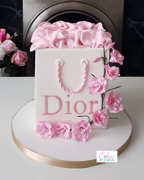 Paris Themed Cakes, Handbag Cakes, Custom Birthday Cakes, Modern Cakes, Sculpted Cakes, 18th Birthday Cake, Idea Photo, Cake Accessories, Creative Birthday Cakes