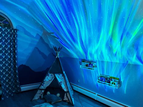 Northern lights projector on a mountain mural Northern Lights Baby Room, Northern Lights Mural, Northern Lights Nursery, Boys Woodland Nursery, Adventure Nursery Theme, Woodland Adventure Nursery, Northern Lights Decorations, Baby Boys Nursery, Adventure Nursery Decor