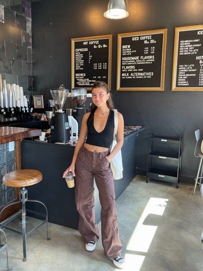 Coffee Shop Ootd Aesthetic, Outfits To Wear To A Coffee Shop, Cafe Shop Outfit, Getting Coffee Outfit, Coffee Barista Outfit, Coffee Pants Outfits, Jeans Cafe Outfit, Coffee Shop Outfit Ideas, Cool Barista Outfit