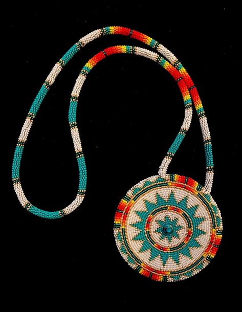 Beaded Medallion Patterns, Native Medallion, Beaded Medallion, Colourful Cross Stitch, Native American Beadwork Patterns, Leather Jewelry Making, Native Crafts, Square Stitch, Native American Crafts