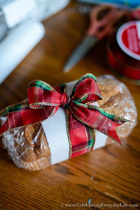 Food Gifts Wrapping, Bread Gifts, Diy Wrapping, Diy Food Gifts, Christmas Bread, Christmas Food Gifts, How To Wrap, Baking Gifts, Homemade Christmas Gifts