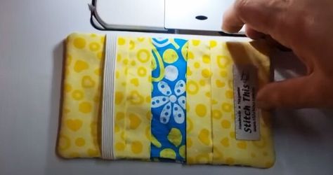 These DIY credit card holders are quick and easy to make. Learn how to sew a credit card holder in this step-by-step tutorial. Diy Fabric Card Holder, Credit Card Holder Diy, Credit Card Holder Pattern, Card Holder Diy, Credit Card Pouch, Sewing Machine Projects, Sewing Cards, Credit Card Holders, Fabric Cards