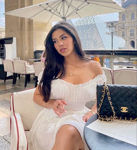 Amandadiaz on ig #louvremuseum #louvre #parisian #paris #parisianlife #parisianlifestyle #parisianvibes #parisianamour #classyfashion #classylady #classylooks #naturalmakeupideas #darkhairstyles #chanelbag #chanel #luxurybag Amanda Diaz, Parisian Lifestyle, Parisian Vibes, Parisian Life, Pink Princess, Cute Selfie Ideas, Beautiful One, Classy Women, How To Look Classy