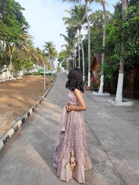 Lahenga Pose Idea, Lehenga Pics, Lehnga Photoshoot Poses, Girl Aesthetic Faceless, Simple Lehenga, Nightclub Aesthetic, Desi Aesthetic, Stylish Photo Pose, Best Poses For Pictures