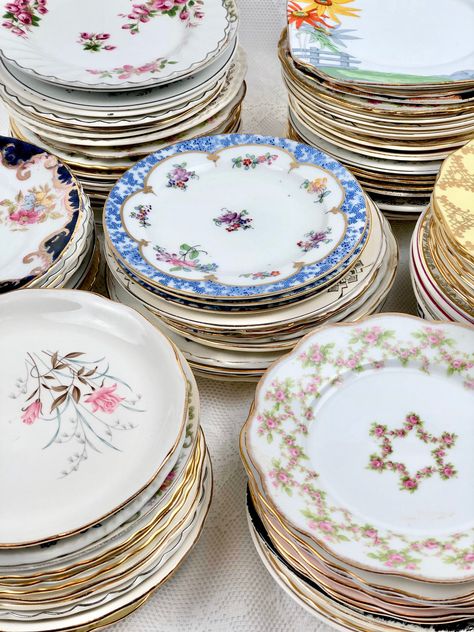 Vintage Plates Wedding, Plates Wall Decor, China Dessert, Vintage Table Setting, Plates Wall, Wall Decor Wedding, Mismatched China, Dessert Aux Fruits, Vintage Dessert