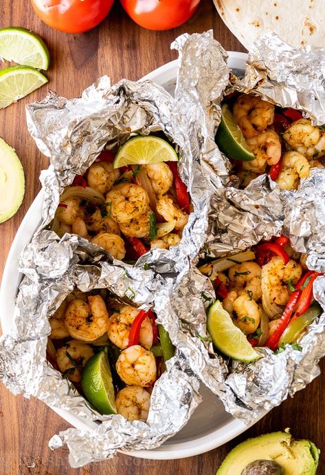 Grilled Shrimp Fajita Packets Grilled Shrimp Packets, Shrimp Fajitas On The Grill, Crockpot Shrimp Fajitas, Grilled Shrimp Fajitas, Cilantro Shrimp Recipes, Fajita Recipes, Grill Foods, Easy Fajita Recipe, Shrimp Dinners