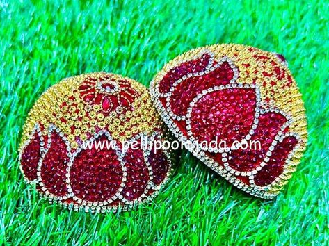 Kobbari Bondam Decoration For Marriage, Addutera Designs, Kobbari Bondam Decoration, Mehndi Favors, Decoration Things, Wedding Trays, Coconut Decoration, Kobbari Bondam, Reception Stage Decor