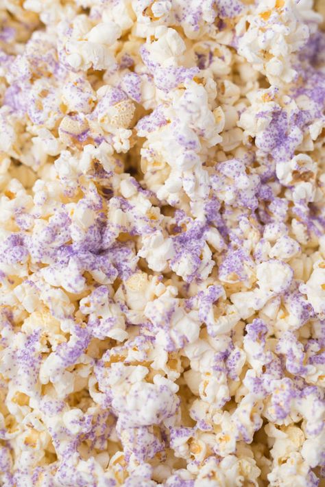 White Chocolate Popcorn with Sprinkles Bread Baguette, Popcorn Toppings, Diy Wedding Food, White Chocolate Popcorn, Popcorn Snacks, Chocolate Popcorn, Flavored Popcorn, Peanut Brittle, Cracked Pepper