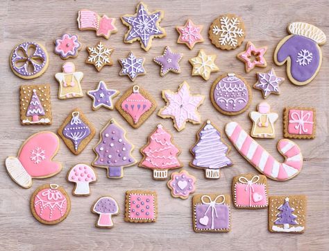 pink and purple Xmas cookies Purple Christmas Cookies, Pastel Gingerbread, Snowflake Sugar Cookies, Winter Cookies, Chocolate Candy Recipes, Xmas Treats, Winter Cookie, Christmas Food Gifts, Family Christmas Party